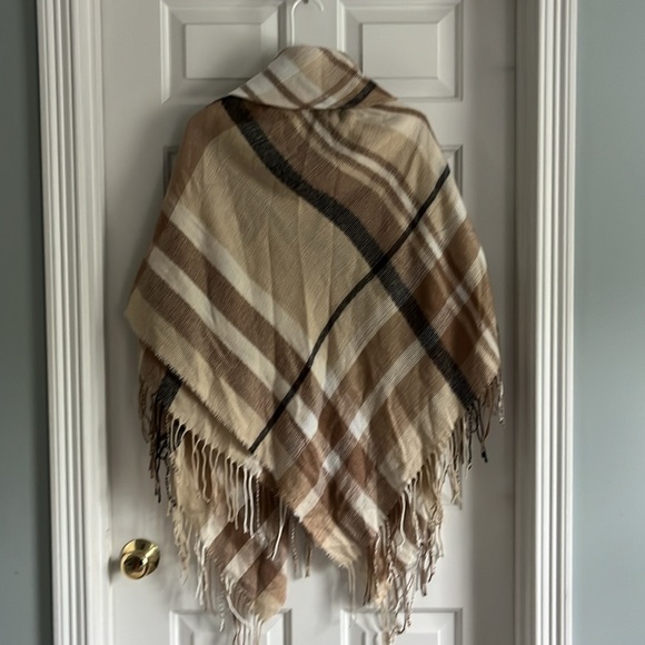 West loop women’s plaid poncho shawl scarf,  toggle closure nwt - Picture 5 of 10